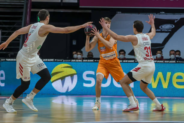 长达数年的 长达数年的